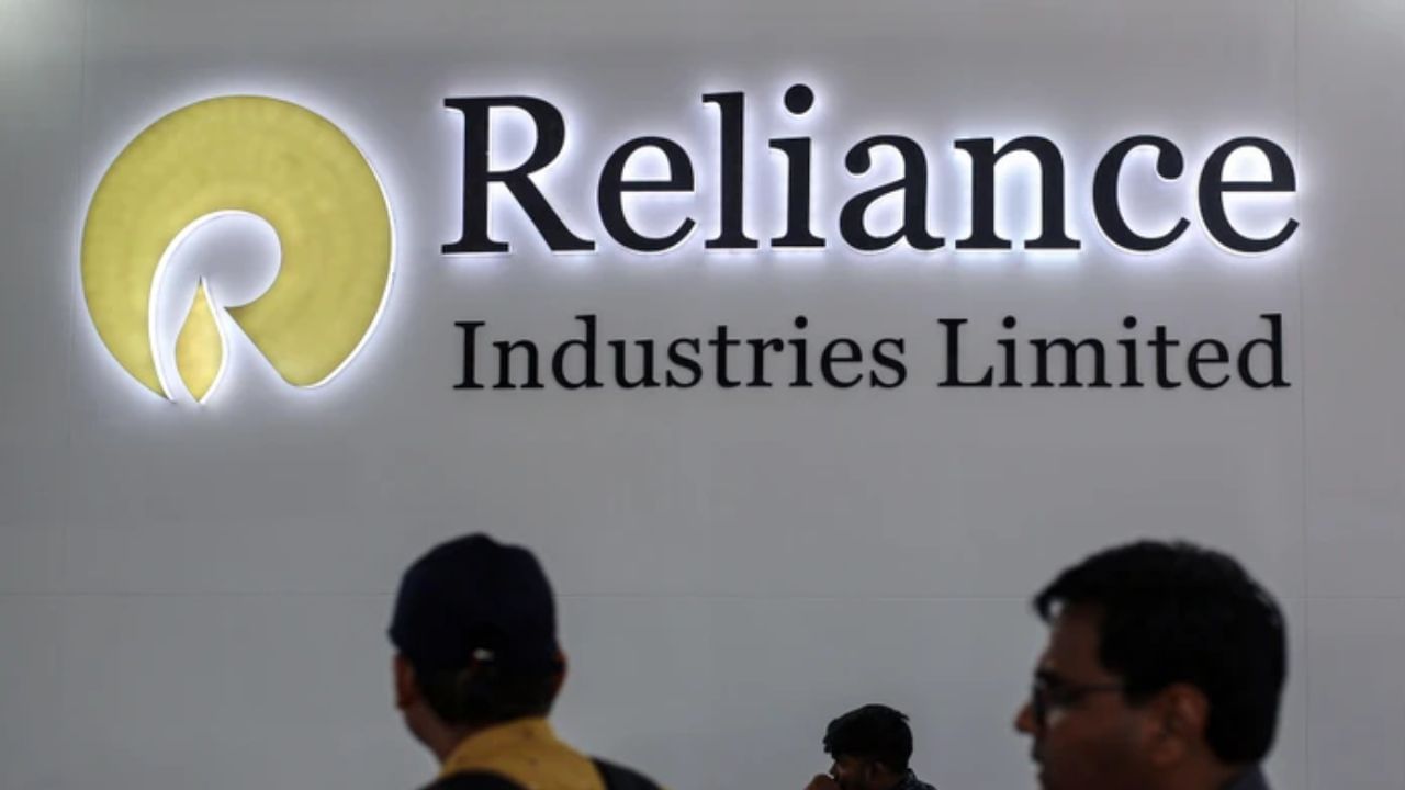 રિલાયન્સ ઇન્ડસ્ટ્રીઝની એકલા કમાણી રૂ. 5,57,163 કરોડ હતી. આ ગયા વર્ષ કરતાં 3.1 ટકા ઓછી છે. ગયા વર્ષે કંપનીએ રૂ. 5,74,956 કરોડની કમાણી કરી હતી. કંપનીનો EBITDA 14.2 ટકા ઘટીને રૂ. 74,163 કરોડ થયો હતો. ગયા વર્ષે આ આંકડો રૂ. 86,393 કરોડ હતો. EBITDA એટલે કંપનીની કમાણી, જેમાં વ્યાજ, કર, અવમૂલ્યન અને ઋણમુક્તિનો સમાવેશ થતો નથી.