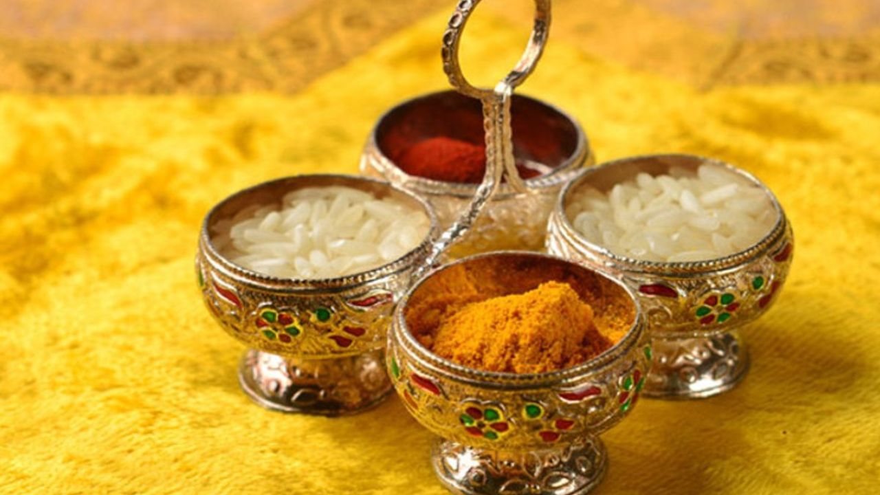 તમે જોયું જ હશે કે નાની પૂજાથી લઈને મોટામાં મોટી વિધિ સુધી ચોખાનું વિશેષ મહત્વ છે. ભગવાનને ચઢાવવામાં આવતા ભોગમાં પણ ચોખાનો ઉપયોગ કરવામાં આવે છે અને તમે જોશો કે દરેક ખાસ પ્રસંગે ચોખાનું વિશેષ મહત્વ હોય છે.