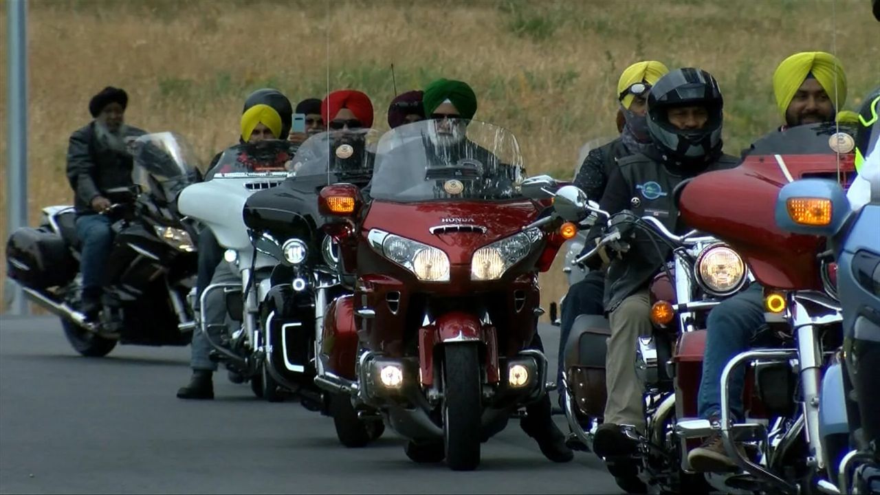 ખાસ પરિસ્થિતિઓમાં મુક્તિ: કેટલાક કિસ્સાઓમાં જો કોઈ વ્યક્તિને હેલ્મેટ પહેરવાને કારણે મેડિકલ સમસ્યા હોય. જેમ કે માથામાં ઈજા અથવા સર્જરી પછીની સ્થિતિ, તો તે ડૉક્ટરનું પ્રમાણપત્ર બતાવીને કામચલાઉ મુક્તિ માટે અરજી કરી શકે છે. જો કે આ મુક્તિ કામચલાઉ છે અને ફક્ત તબીબી કર્મચારીઓ સુધી મર્યાદિત છે.