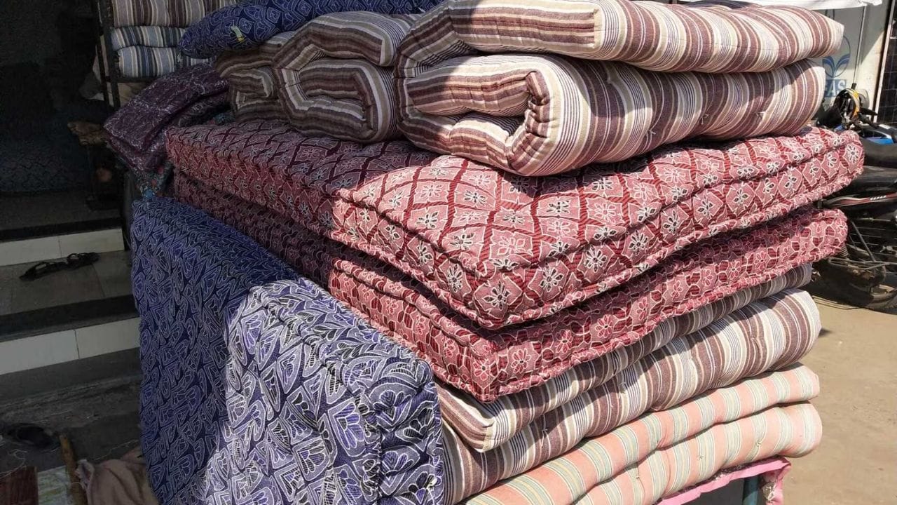 ગાદલું: દર 2 મહિને ગાદલાને હંમેશા તડકામાં રાખો. આ ઉપરાંત લાકડાની મદદથી તેમાં રહેલી ધૂળને દૂર કરવાનો પ્રયાસ કરો. આ ઉપરાંત સમયાંતરે ગાદલાને ફેરવો અને તેનો ઉપયોગ કરો. ચાદર સિવાય ગાદલા પર એક કવર રાખો અને કોઈપણ ગાદલાનો ઉપયોગ ફક્ત 7 થી 10 વર્ષ માટે કરો.
