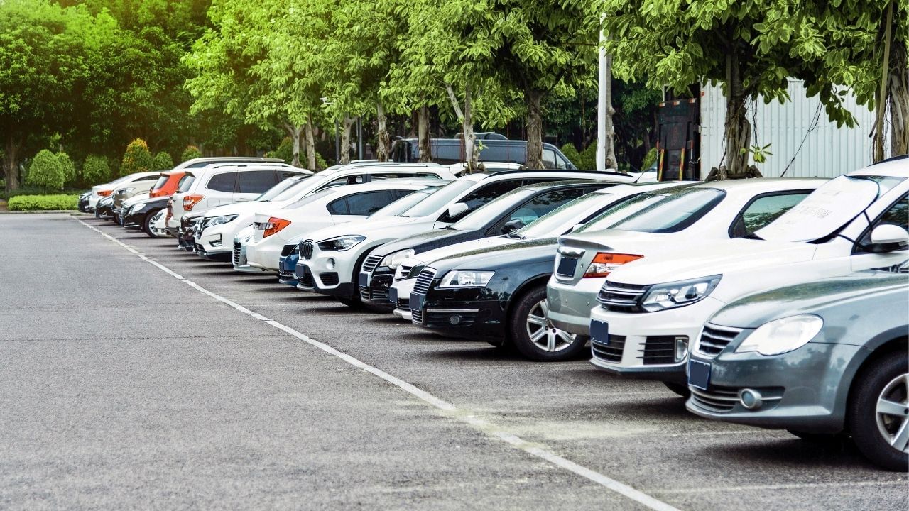 સોસાયટીમાં પાર્કિંગ વિવાદના કિસ્સામાં તમારે સૌથી પહેલા RWA અથવા સોસાયટીના મેનેજમેન્ટને લેખિત ફરિયાદ કરવી જોઈએ. જો તેઓ પગલાં ન લે તો તમારી પાસે ત્રણેય વિકલ્પો છે - રજિસ્ટ્રાર ઓફ સોસાયટીઝ, કન્ઝ્યુમર ફોરમ, અથવા જો જરૂર પડે તો પોલીસ.
(Disclaimer: જો તમારી પાસે કોઈ ચોક્કસ કેસ હોય તો કાનૂની નિષ્ણાત (વકીલ) ની સલાહ લેવી સલાહભર્યું છે. અહીં આપેલી માહિતી ફક્ત કોર્ટના નિર્ણયો અને કલમોને આધારે આપવામાં આવી છે. તમારે કોઈ કેસ માટે જાણવું હોય તો યોગ્ય વકીલની સલાહ લઈ શકો છો.)(All Image Symbolic)