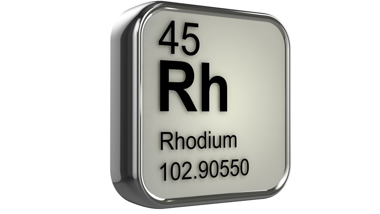 રોડિયમની ચમક, મજબૂતાઈ અને કાટ પ્રતિકાર તેને વધુ ખાસ બનાવે છે. તેનો ઉપયોગ વાહનોના પ્રદૂષણ ઘટાડતા ભાગોમાં સૌથી વધુ થાય છે. કાર અથવા બાઇકના એન્જિનમાંથી નીકળતા ધુમાડાને સાફ કરવા માટે સ્થાપિત ઉત્પ્રેરક કન્વર્ટરમાં રોડિયમનો ઉપયોગ થાય છે. આ ઉપરાંત, સોના અને ચાંદીના દાગીનાની ચમક વધારવા માટે રોડિયમ કોટિંગ પણ કરવામાં આવે છે. આનાથી દાગીનાની ચમક ટકાઉ બને છે અને ઝડપથી બગડતી નથી. આ ધાતુનો ઉપયોગ કેટલાક ઇલેક્ટ્રોનિક સામાન અને વૈજ્ઞાનિક સાધનોમાં પણ થાય છે, કારણ કે તે ખૂબ જ મજબૂત અને ટકાઉ છે.