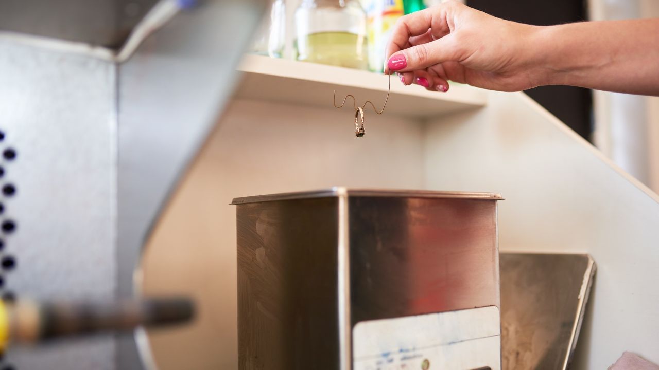 જો આપણે ભવિષ્ય માટે આ કિંમતી ધાતુઓને બચાવવા માંગતા હોઈએ, તો રિસાયક્લિંગ એ શ્રેષ્ઠ માર્ગ છે. જૂના મોબાઇલ, કમ્પ્યુટર, ટીવી, વાહનો અને અન્ય મશીનોમાં આ ધાતુઓની થોડી માત્રા હોય છે. જો તેનો ફરીથી ઉપયોગ કરવામાં આવે તો ખાણકામની જરૂરિયાત ઘણી હદ સુધી ઘટાડી શકાય છે. નવી ખાણો ખોલવા અને જમીનમાંથી ધાતુઓ કાઢવાની તુલનામાં, જૂની વસ્તુઓમાંથી તેમને કાઢવા સસ્તું છે અને પર્યાવરણ માટે પણ સલામત છે.