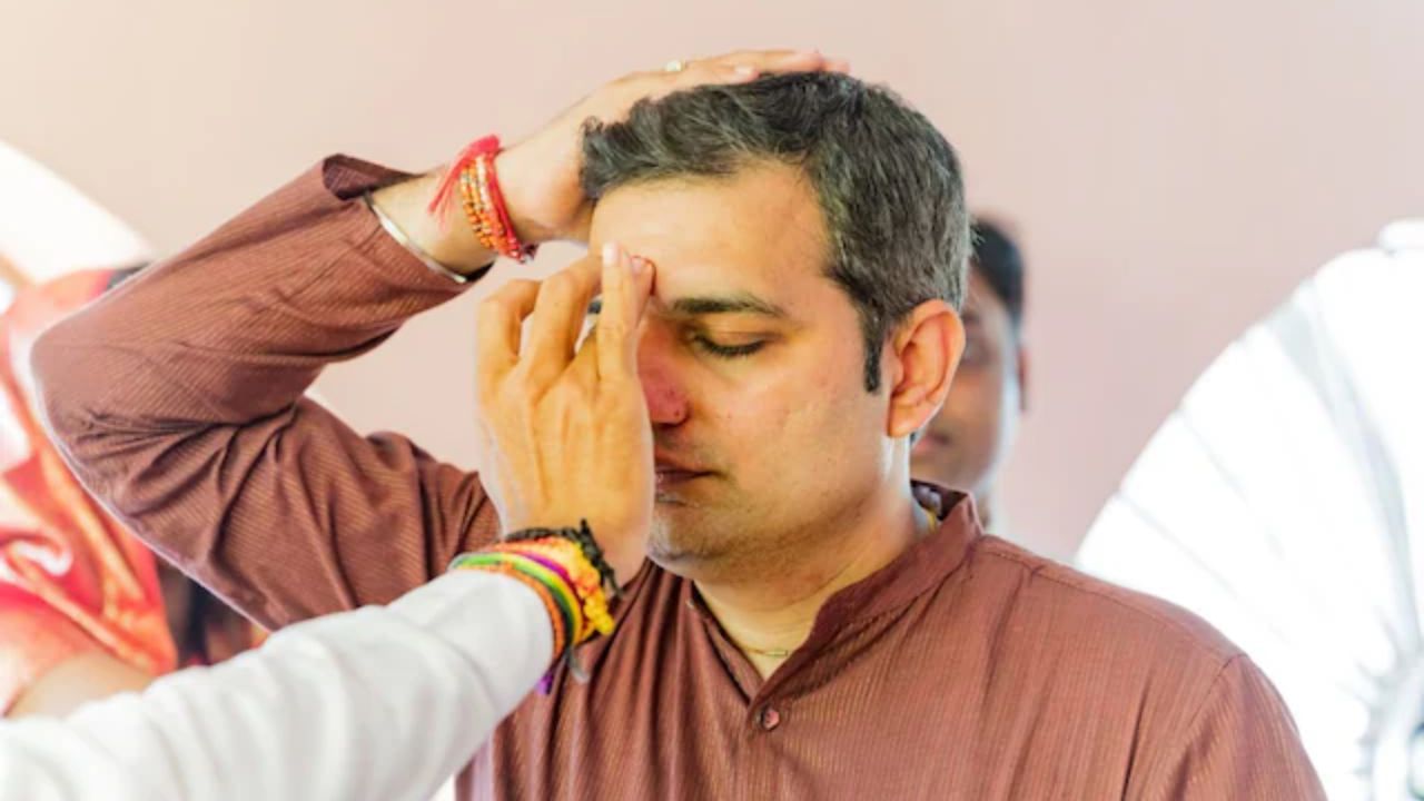 હવનમાં દેવી-દેવતાઓને અર્પણ કરવામાં આવતો શુદ્ધ ખોરાક ચોખાને માનવામાં આવે છે. ચોખાને અક્ષત પણ કહેવામાં આવે છે અને તેનો અર્થ એ છે કે તે ક્યારેય નાશ પામતો નથી, તેથી કોઈપણ કાર્યની સફળતા માટે ચોખાનો ઉપયોગ કરવામાં આવે છે. તેથી જ તિલક પછી ચોખાનો ઉપયોગ કરવામાં આવે છે. ઉપરાંત હિન્દુ ધર્મમાં ચોખાને સમૃદ્ધિનું પ્રતીક માનવામાં આવે છે. તેથી તેનો ઉપયોગ કરવામાં આવે છે.