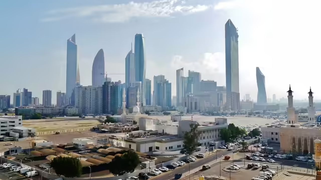 કુવૈત કુવૈત એશિયાનો દસમો સૌથી ધનિક દેશ છે, જેની માથાદીઠ GDP $31,680 છે. વિનિમય દરની દ્રષ્ટિએ કુવૈતી દિનાર વિશ્વનો સૌથી મૂલ્યવાન ચલણ એકમ છે. દેશનું અર્થતંત્ર તેલ નિકાસ પર ખૂબ આધાર રાખે છે, જે તેના GDPના 90% થી વધુ હિસ્સો ધરાવે છે. કુવૈત OPECનો સભ્ય છે અને તેની પાસે નોંધપાત્ર તેલ ભંડાર છે. તે વિશ્વના તેલ ભંડારના 10% હિસ્સો ધરાવે છે.