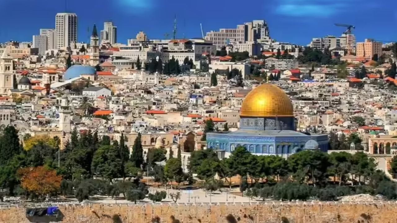 ઇઝરાયેલ એશિયાનો ત્રીજો સૌથી ધનિક દેશ છે. ઇઝરાયેલનુ માથાદીઠ કુલ સ્થાનિક ઉત્પાદન (GDP) $54,370 છે. દેશનું અર્થતંત્ર ખૂબ વિકસિત છે અને હાઇ-ટેક ઉદ્યોગો પર કેન્દ્રિત છે, ખાસ કરીને સોફ્ટવેર, ટેલિકોમ્યુનિકેશન અને બાયોટેકનોલોજીના ક્ષેત્રોમાં. ઇઝરાયેલ હીરા ઉદ્યોગમાં પણ એક મુખ્ય ખેલાડી છે, જ્યાં વિશ્વના હીરાનો મોટો હિસ્સો કાપવામાં આવે છે અને પોલિશ કરવામાં આવે છે. ઇન્ડેક્સ ઓફ ઇકોનોમિક ફ્રીડમ 2023 મુજબ, ઇઝરાયલ મધ્ય પૂર્વમાં સૌથી મુક્ત અર્થતંત્ર ધરાવતો દેશ છે.