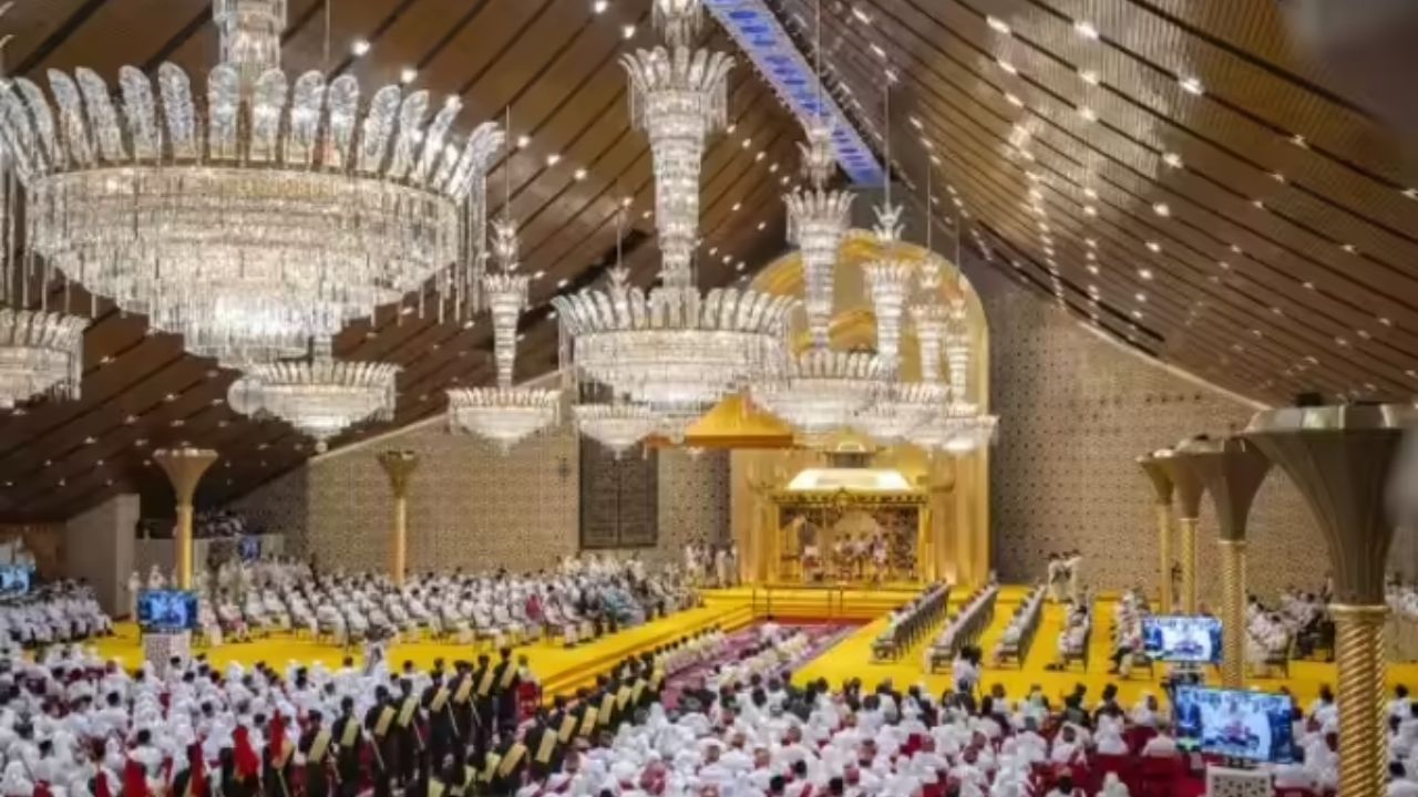 બ્રુનેઈ એશિયાનો સાતમો સૌથી ધનિક દેશ છે. બ્રુનેઈની માથાદીઠ GDP $37,020 છે. દેશનું અર્થતંત્ર તેલ અને ગેસ નિકાસ પર ભારે નિર્ભર છે, જે તેના GDP ના 90% થી વધુ હિસ્સો ધરાવે છે. બ્રુનેઈ પેટ્રોલિયમ નિકાસ કરનારા દેશોના સંગઠન (OPEC) ના સભ્ય છે અને તેમાં નોંધપાત્ર તેલ અને ગેસ ભંડાર છે. દેશની સરકારે નવા એરપોર્ટના નિર્માણ અને તેલ અને ગેસ ઉદ્યોગના વિસ્તરણ સહિત માળખાગત પ્રોજેક્ટ્સમાં ભારે રોકાણ કર્યું છે.