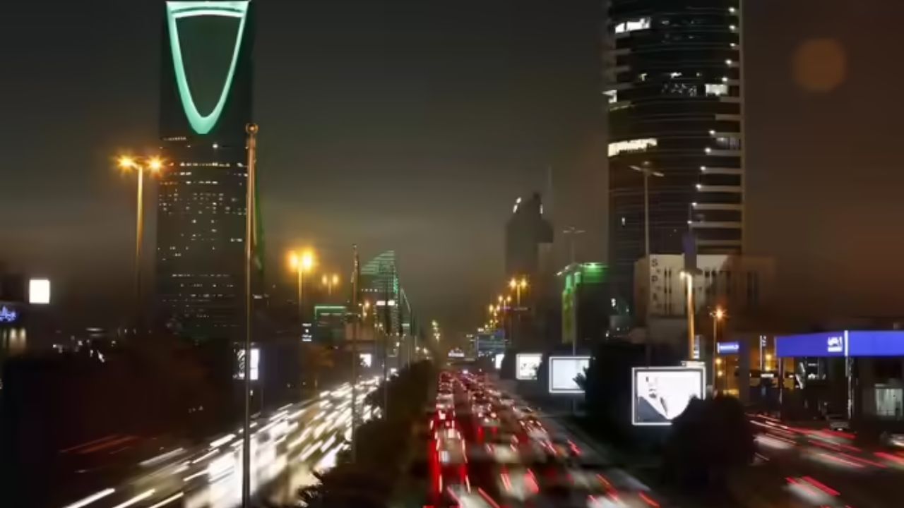 સાઉદી અરેબિયા એશિયાનો નવમો સૌથી ધનિક દેશ છે. સાઉદી અરેબિયાની માથાદીઠ GDP $33,290 છે. તે મધ્ય પૂર્વનું સૌથી મોટું અર્થતંત્ર છે. દેશનું અર્થતંત્ર તેલ નિકાસ પર ભારે નિર્ભર છે, જે તેના GDPના 40% થી વધુ હિસ્સો ધરાવે છે. સાઉદી અરેબિયા પેટ્રોલિયમનો સૌથી મોટો નિકાસકાર છે. દેશમાં વિશ્વનો પાંચમો સૌથી મોટો ગેસ ભંડાર છે. સાઉદી અરેબિયા OPECનો સભ્ય છે અને તેની પાસે નોંધપાત્ર તેલ ભંડાર છે.