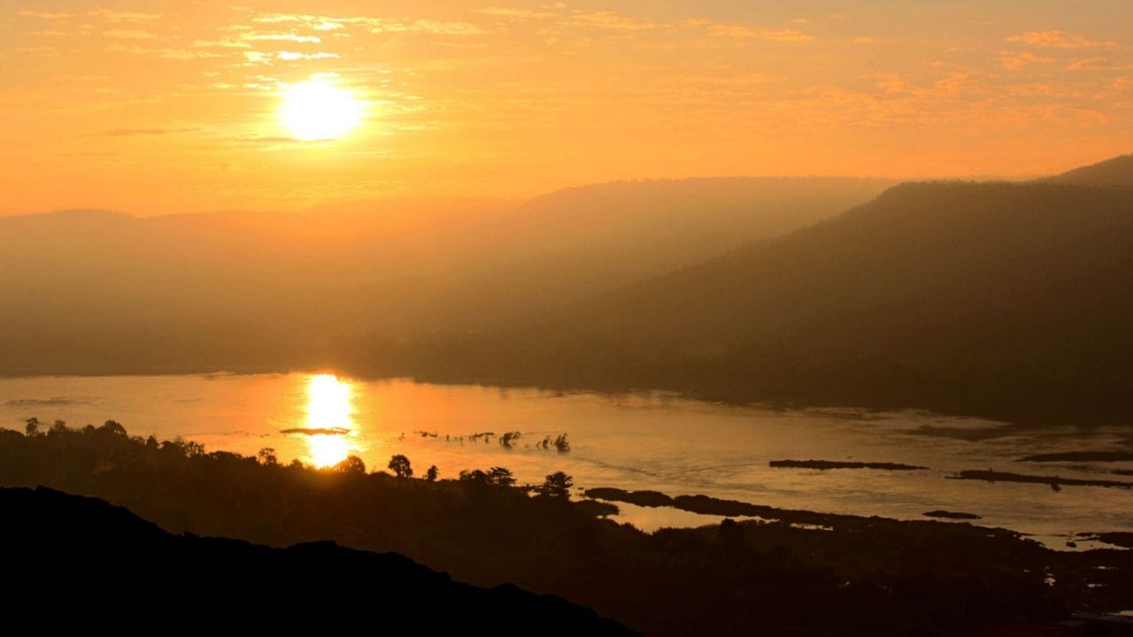 ભવિષ્ય પુરાણમાં વર્ણવાયું છે કે જો સ્વપ્નમાં સૂર્યના દર્શન થાય, તો તેને અતિ શુભ સંકેત માનવામાં આવે છે. સપનામાં સૂર્ય દેખાવું જીવનમાં સકારાત્મક બદલાવ અને શુભ પરિણામોનું પ્રતીક ગણાય છે. માન્યતા મુજબ, જો સ્વપ્નમાં સૂર્યના દર્શન થાય, તો તે વ્યક્તિના જીવનમાં આનંદ, સમૃદ્ધિ અને ધનપ્રાપ્તિના આગમનની નિશાની માનવામાં આવે છે. (Credits: - Canva)