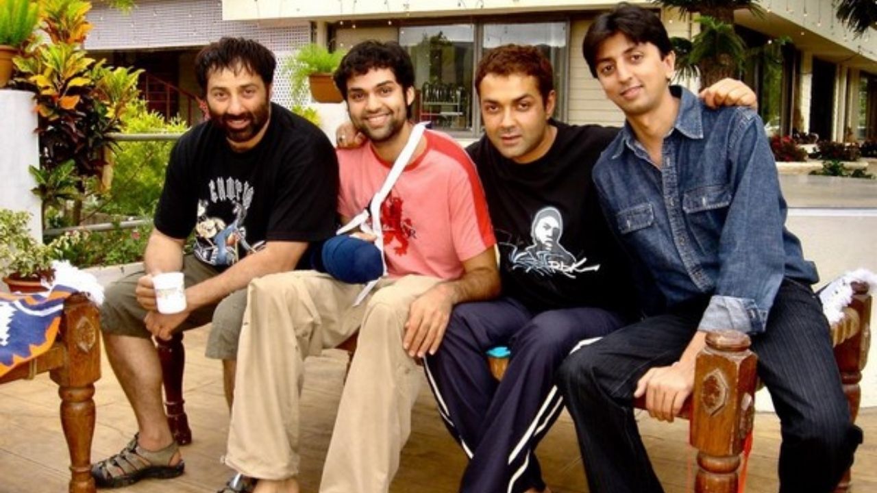 2023-24 ના અંદાજ મુજબ, અભય દેઓલની કુલ સંપત્તિ લગભગ 400 કરોડ રૂપિયા છે. તાજેતરમાં ગદર 2 અને જાટ જેવી હિટ ફિલ્મો આપનાર સની દેઓલની કુલ સંપત્તિ લગભગ 120 કરોડ રૂપિયા હોવાનું કહેવાય છે. બોબી દેઓલ, જેમની કારકિર્દીને એનિમલ જેવી ફિલ્મોથી નવું જીવન મળ્યું, તેમની કુલ સંપત્તિ લગભગ 70 કરોડ રૂપિયા છે. બંનેની કુલ સંપત્તિ પણ અભય દેઓલની સંપત્તિ જેટલી નથી. અભયને ફિલ્મ ઉદ્યોગમાં સમાંતર સિનેમાનો ભાગ માનવામાં આવે છે. ભલે તેની પાસે તેના પિતરાઈ ભાઈઓ જેટલી વ્યાપારી હિટ ફિલ્મો ન હોય, તેણે પોતાની સંપત્તિ અલગ રીતે બનાવી છે.