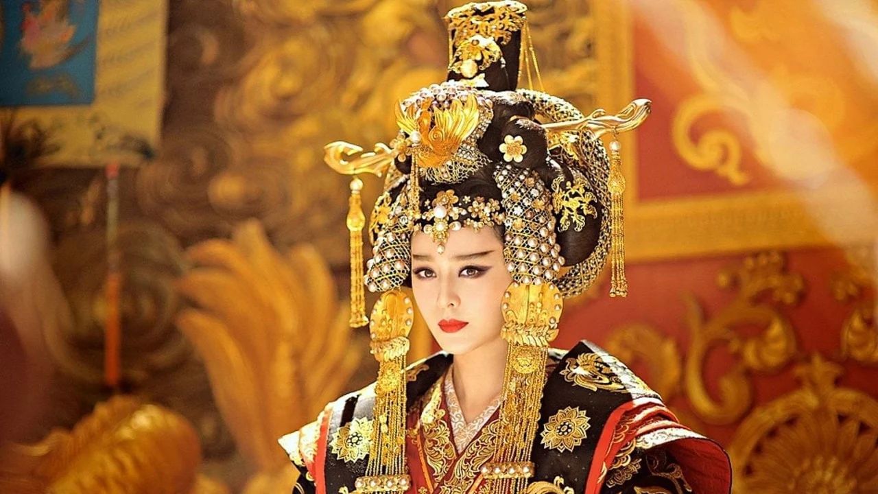 ચીનના તાંગ રાજવંશની રાણી મહારાણી વુને ઇતિહાસની સૌથી ધનિક મહિલા માનવામાં આવે છે. આજના યુગમાં તેમની સંપત્તિ લગભગ 16 ટ્રિલિયન યુએસ ડોલર હોવાનો અંદાજ છે. તેમનું શાહી જીવન એટલું સમૃદ્ધ હતું કે તેમની પાસે પુષ્કળ મહેલો, કિંમતી ઝવેરાત અને ભવ્ય મેળાવડા હતા.