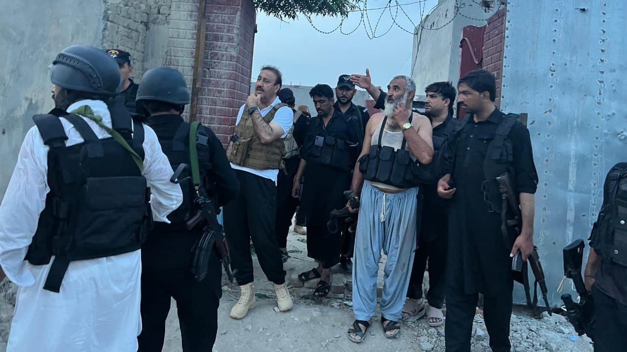 બન્નુ જિલ્લાના ડીઆઈજી સજ્જાદ ખાને જણાવ્યું કે સુરક્ષા દળોની જવાબદારીના કારણે મોટો નુકસાન ટળ્યું છે. હુમલા પછી આતંકવાદીઓમાંથી ઘણા ઘટના સ્થળેથી ભાગી છૂટવામાં સફળ રહ્યા.