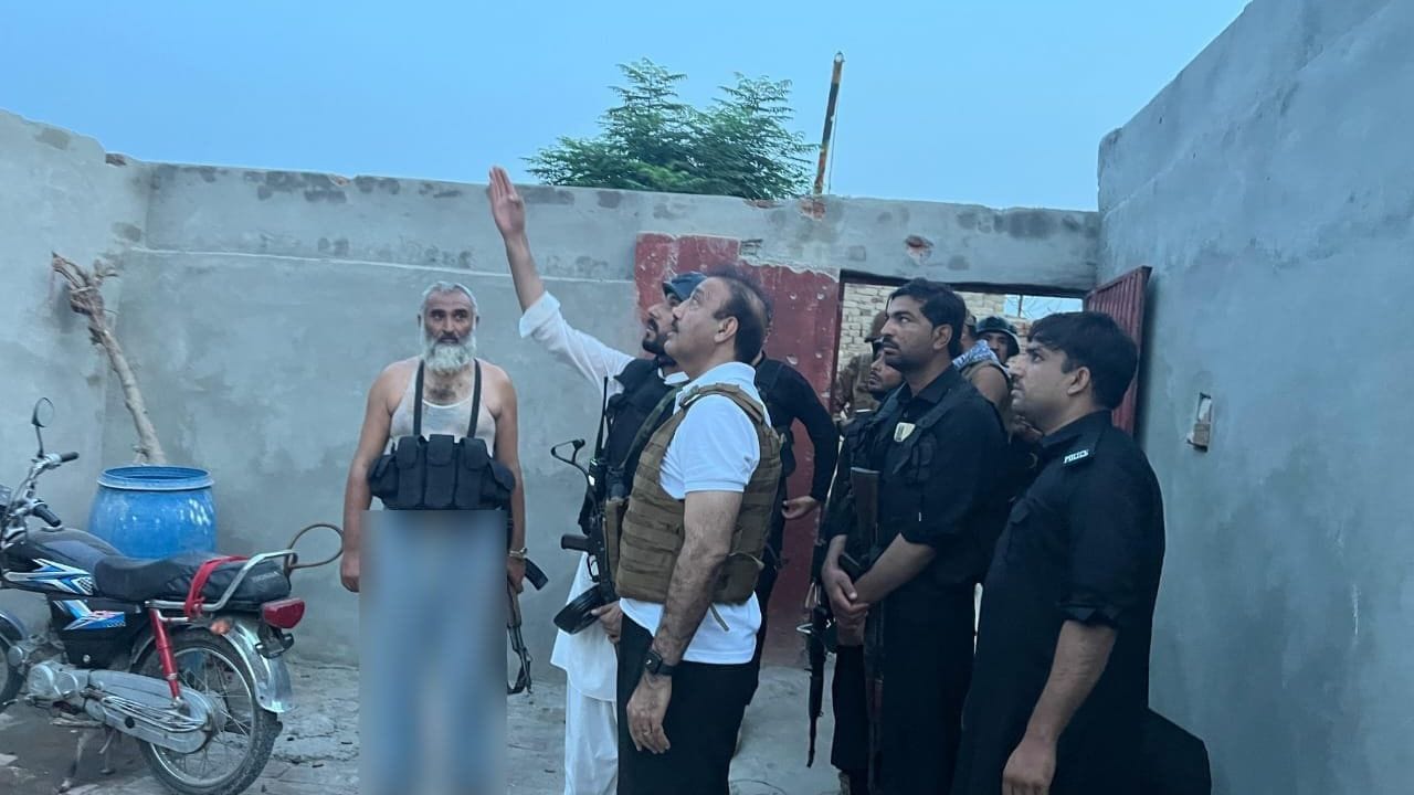 ખૈબર પખ્તુનખ્વા પોલીસ દ્વારા સોશિયલ મીડિયા પ્લેટફોર્મ ‘X’ પર પોસ્ટ કરીને હુમલાની પુષ્ટિ કરવામાં આવી હતી. પોલીસના જણાવ્યા મુજબ, હુમલામાં ઘણા આતંકવાદીઓ ઘાયલ પણ થયા છે.