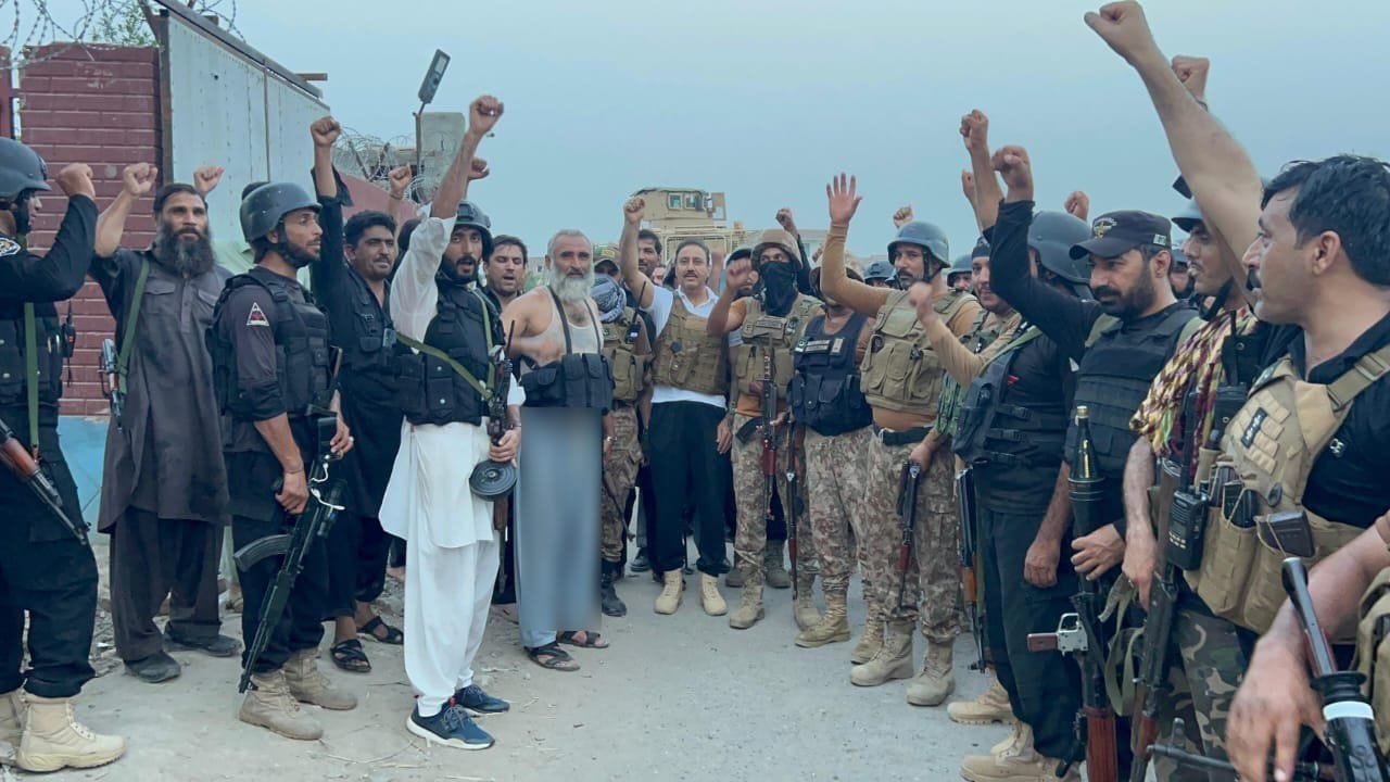 મહત્વપૂર્ણ છે કે હાલમાં ખૈબર પખ્તુનખ્વાના વિવિધ વિસ્તારોમાં આતંકવાદી પ્રવૃત્તિઓમાં વધારો થયો છે. ગયા અઠવાડિયે બન્નુના મિરયાન પોલીસ સ્ટેશન પર ડ્રોન દ્વારા હુમલામાં છ પોલીસકર્મી ઘાયલ થયા હતા. જુલાઈમાં ગુપ્તચર માહિતીના આધારે થયેલી કાર્યવાહી દરમિયાન પણ ત્રણ આતંકવાદીઓ ઠાર કરાયા હતા. હાલ સુધી આ હુમલાની જવાબદારી કોઈ પણ આતંકવાદી જૂથે સ્વીકારી નથી.