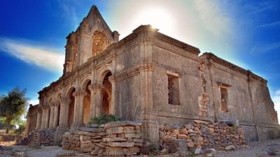 કચ્છના નખત્રાણા તાલુકાના રોહા ગામની સીમામાં આવેલો આ કિલ્લો એક સમય રોહાની જાગીરનું કેન્દ્રસ્થાન હતો. કથાઓ અનુસાર, 120 સુમરા રાજપૂત રાજકુમારીઓએ અબડા (અબડાસાના જાગીરદાર) પાસે આશ્રય માંગ્યો હતો,પરંતુ તેઓ અલ્લાઉદ્દીન ખિલજી વિરુદ્ધના યુદ્ધમાં મૃત્યુ પામ્યા હતા. પોતાના રક્ષકના અવસાન બાદ, રાજકુમારીઓએ સન્માન માટે જીવન ત્યાગ્યું અને અહીં સમાધિ લીધી. આ ઘટનાના કારણે આ સ્થાન “સુમારી રોહા” તરીકે ઓળખાવા લાગ્યું. (Credits: - Wikipedia)