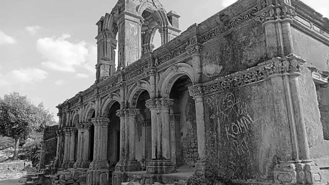 કચ્છની અગત્યની જાગીરોમાંની એક રોહા, જેને “રોહા સુમારી કિલ્લો” તરીકે ઓળખવામાં આવે છે, તેના અંતર્ગત આશરે 52 ગામો આવતાં હતાં. રાવ ખેંગારજી પ્રથમ (1510-1585) ના ભાઈ સાહેબજીએ રોહા ગામની સ્થાપના કરી હતી. રાયસિંહજી ઝાલા સામેના યુદ્ધ દરમિયાન તેઓ શહીદ થયા. બાદમાં તેમના વારસદાર જિયાજીએ અહીં બે વિશાળ તળાવો બનાવ્યા, જ્યારે તેમના પુત્ર ઠાકોર નવઘણજીએ કિલ્લાનું નિર્માણ કરાવ્યું.