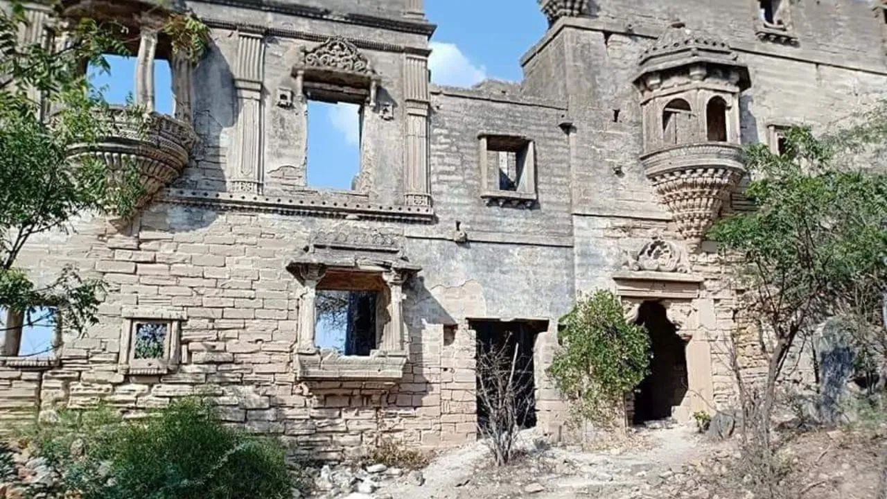 ગુજરાતના પ્રસિદ્ધ કવિ કલાપીએ રોહાની ટેકરી પર ઘણી રચનાઓ લખી હતી. શાંતિપૂર્ણ અને પ્રકૃતિમય વાતાવરણ ધરાવતું આ સ્થળ, જ્યાં અનેક મોર અને વિવિધ જાતિના પક્ષીઓ વસે છે, તેમના સર્જન માટે પ્રેરણાસ્ત્રોત બન્યું હતું. આજે પણ અહીં જોવા મળે છે