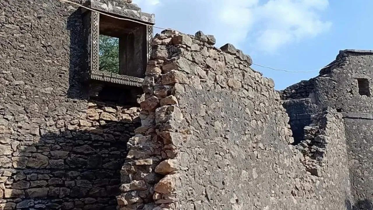 રોહા કિલ્લો માત્ર ઐતિહાસિક સ્મારક નહીં, પરંતુ કચ્છની રાજવી પરંપરા અને વારસાનું જીવંત પ્રતિક છે. તેની કલાત્મક શૈલી, લોકકથાઓ અને કુદરતી સૌંદર્ય પર્યટકોને પોતાની તરફ આકર્ષે છે. અહીંની મુલાકાત માત્ર પ્રવાસનો અનુભવ નથી આપતી,પરંતુ ભૂતકાળની દુનિયામાં લઈ જતી એક અનોખી સમયયાત્રા બની જાય છે.