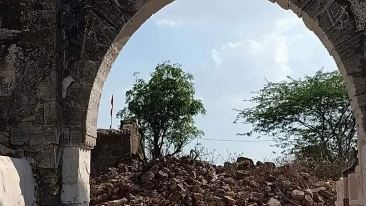 મુખ્ય પ્રવેશદ્વાર પાસે રાધા-કૃષ્ણનું મંદિર આવેલું છે, જે આજે પણ આ મંદિરમાં પૂજા કરવામાં આવે છે. તેની સ્થાપત્ય શૈલીમાં રાજપૂત કળાની ઝલક જોવા મળે છે. અહીં કોતરણીવાળા સુન્દર જાળીઓ, મહેલ જેવા ભાગો તેમજ આસપાસ રાજવી સમયના અવશેષો જોવા મળે છે. ( આ માહિતી વિવિધ ઐતિહાસિક તથ્યો અને સંશોધનો પર આધારિત છે. વિગતવાર માહિતી માટે, ઇતિહાસના પ્રમાણભૂત ગ્રંથો અને સંશોધનોનો અભ્યાસ કરવો ઉચિત રહેશે.)