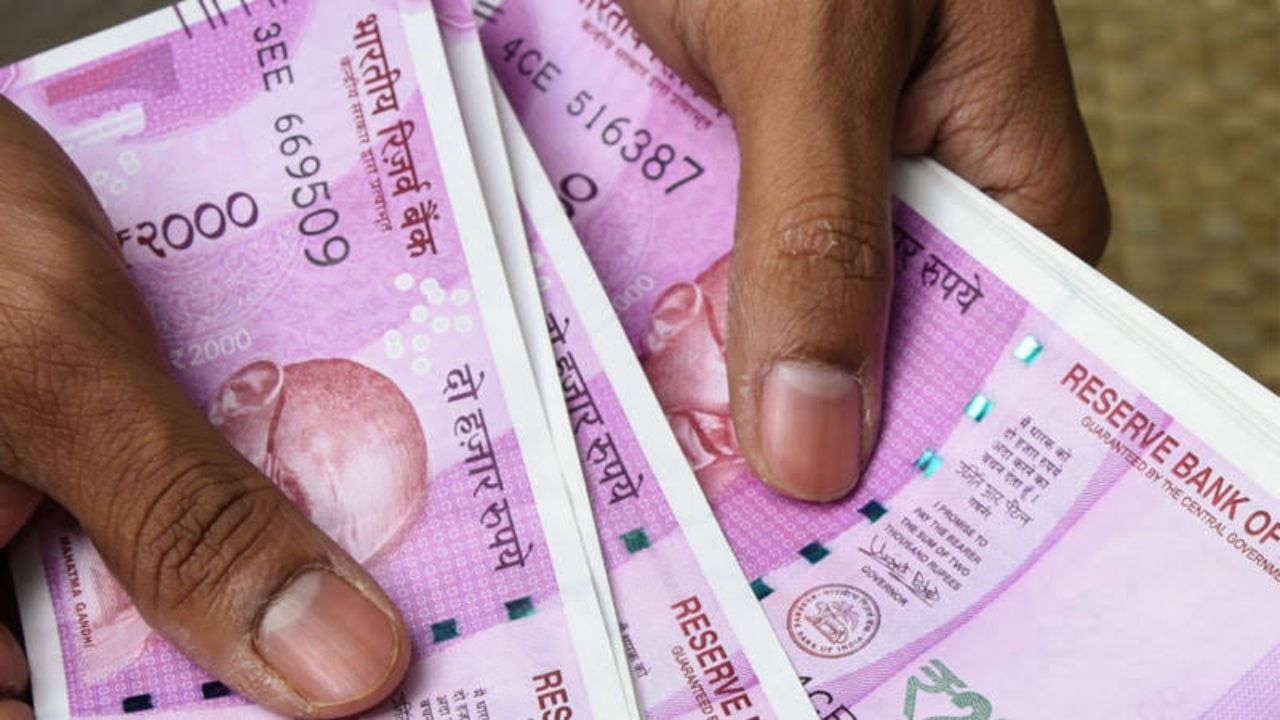 SIP એટલે કે સિસ્ટમેટિક ઇન્વેસ્ટમેન્ટ પ્લાન એ એક પદ્ધતિ છે જેમાં તમે દર મહિને મ્યુચ્યુઅલ ફંડમાં એક નિશ્ચિત રકમનું રોકાણ કરી શકો છો. આ પદ્ધતિ એવા લોકો માટે ખૂબ સારી છે જેઓ એકસાથે મોટી રકમનું રોકાણ કરી શકતા નથી, પરંતુ ધીમે ધીમે પૈસા બચાવવા માંગે છે.