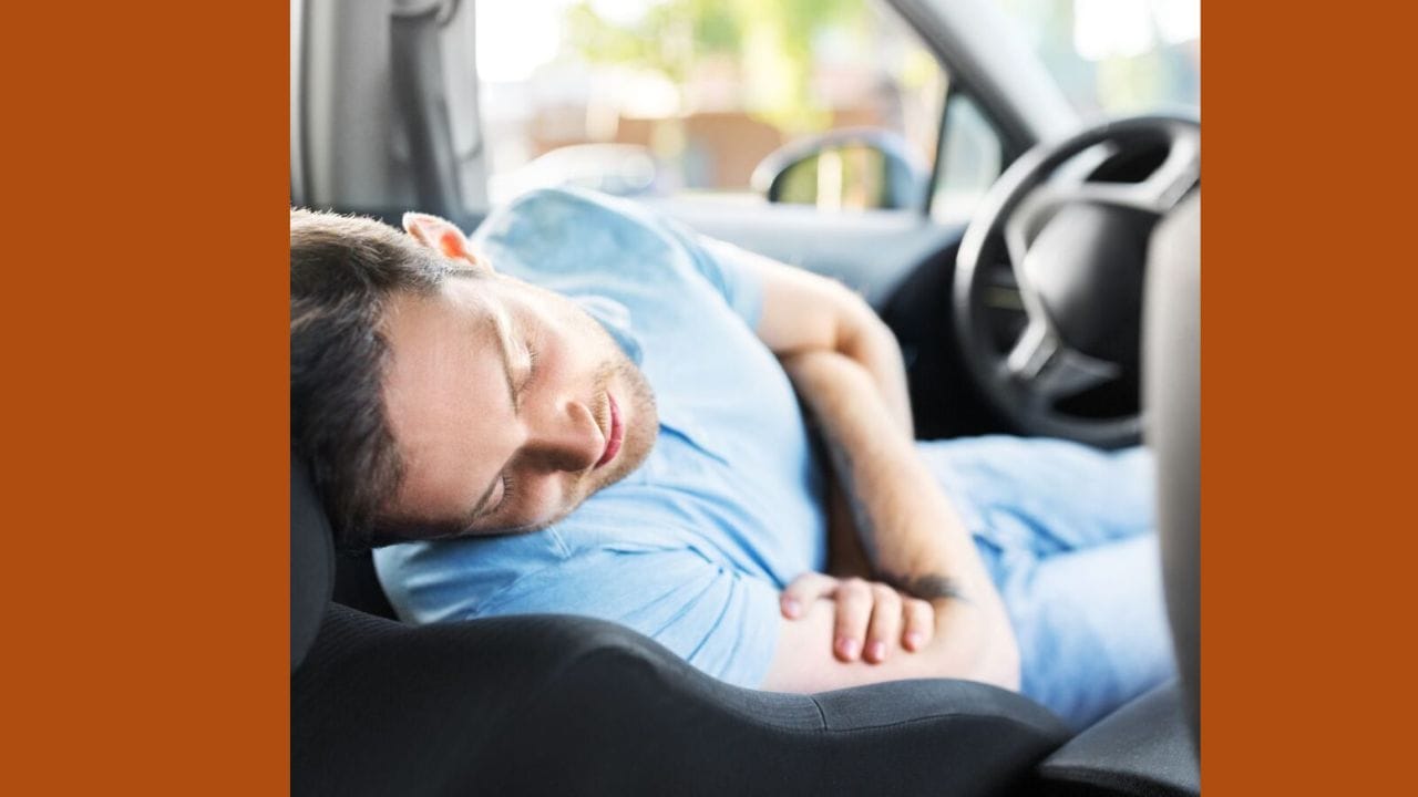 કઈ સાવચેતી રાખવી જોઈએ?: કારમાં સૂતી વખતે AC કે બ્લોઅર ચલાવવાની ભૂલ ન કરો. જો તમારે મજબૂરીને કારણે ગાડીની અંદર સૂવું પડે, તો આ સ્થિતિમાં કાચ થોડો નીચે કરો, જેથી બહારથી તાજી હવા અંદર આવી શકે.