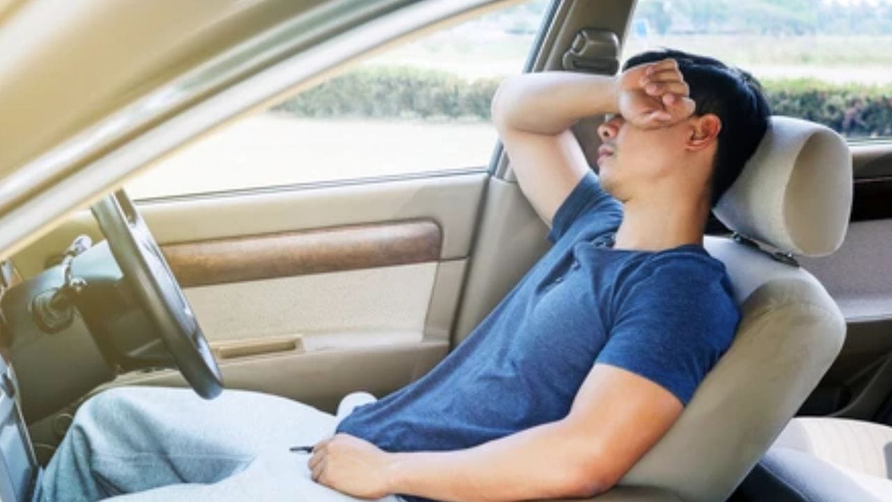 ઓક્સિજનનો અભાવ: જો AC ચાલુ હોય અને કાર સંપૂર્ણપણે બંધ હોય, તો હવા અંદર ફરતી રહે છે. આપણે ઓક્સિજન લઈએ છીએ અને કાર્બન ડાયોક્સાઇડ છોડીએ છીએ, આવી સ્થિતિમાં, જ્યારે કારનો કાચ સંપૂર્ણપણે બંધ હોય છે, ત્યારે કારની અંદર ઓક્સિજનનું પ્રમાણ ઘટે છે અને કાર્બન ડાયોક્સાઇડનું પ્રમાણ વધવા લાગે છે. ઘણી વખત સૂતા વ્યક્તિને ખ્યાલ પણ આવતો નથી અને ગૂંગળામણ અનુભવવા લાગે છે, જે જીવલેણ સાબિત થઈ શકે છે.