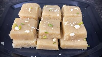 શ્રાવણમાં ઉપવાસમાં ખવાય તેવી મીઠાઈની રેસિપી આજે જણાવીશું. તમે સાબુદાણા રસમલાઈ બનાવીને પ્રસાદ તરીકે આપી શકો છો. અત્યાર સુધી તમે પ્રસાદ તરીકે ફક્ત માવામાંથી બનેલી બરફી જ બનાવીને ખાધી હશે, પરંતુ સાબુદાણામાંથી બનેલી આ બરફી બધાને ગમશે. શ્રાવણના દિવસે તમારે આ બનાવવાનો પ્રયાસ કરવો જ જોઇએ.