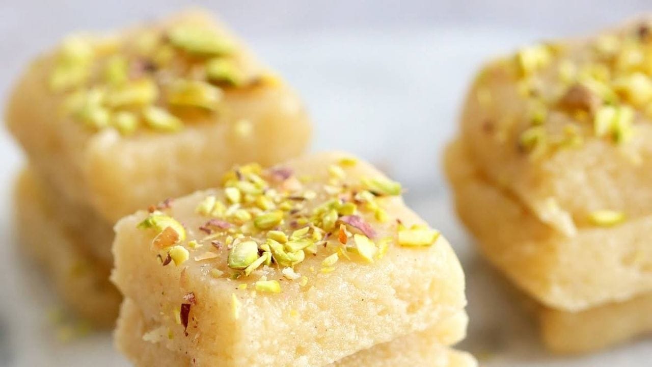 જ્યારે સાબુદાણા ઠંડા થઈ જાય, ત્યારે તેને મિક્સર અથવા ગ્રાઇન્ડરની મદદથી બારીક પીસી લો.