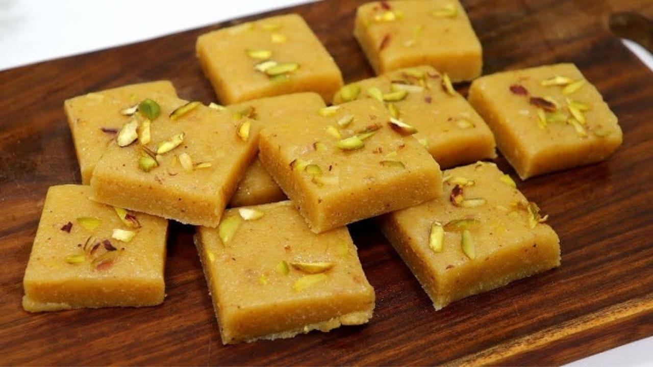 હવે એક મોટું બાઉલ લો અને તેમાં સાબુદાણા પાવડરને બુરુ ખાંડ, સૂકું નાળિયેર અને એલચી પાવડર સાથે મિક્સ કરો. ધીમે ધીમે દૂધ ઉમેરો અને બધું મિક્સ કરીને લોટ જેવી જાડી અને સુંવાળી પેસ્ટ બનાવો.