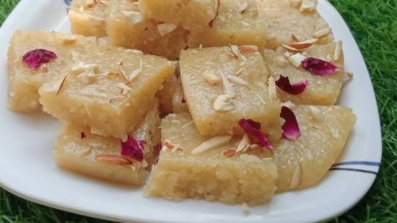 તેને લગભગ 10-15 મિનિટ માટે સેટ થવા દો. પછી છરીની મદદથી તેને ચોરસ અથવા હીરાના આકારના ટુકડામાં કાપી લો. તેના ઉપર સમારેલા પિસ્તા અને સમારેલા સૂકા મેવા છાંટો.