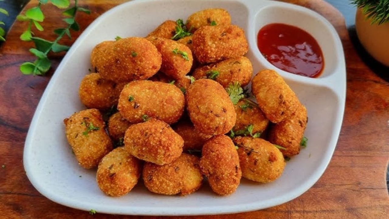 ઉપવાસ દરમિયાન શું ખાવું અને શું ન ખાવું તે પ્રશ્ન વારંવાર મનમાં આવે છે. આવી સ્થિતિમાં, સાબુદાણા શ્રેષ્ઠ છે. આજે અમે તમને જણાવીશું કે સાબુદાણાની ખીર બનાવવા ઉપરાંત તમે સાબુદાણાથી તેના નગેટ્સ બનાવી શકો છો.