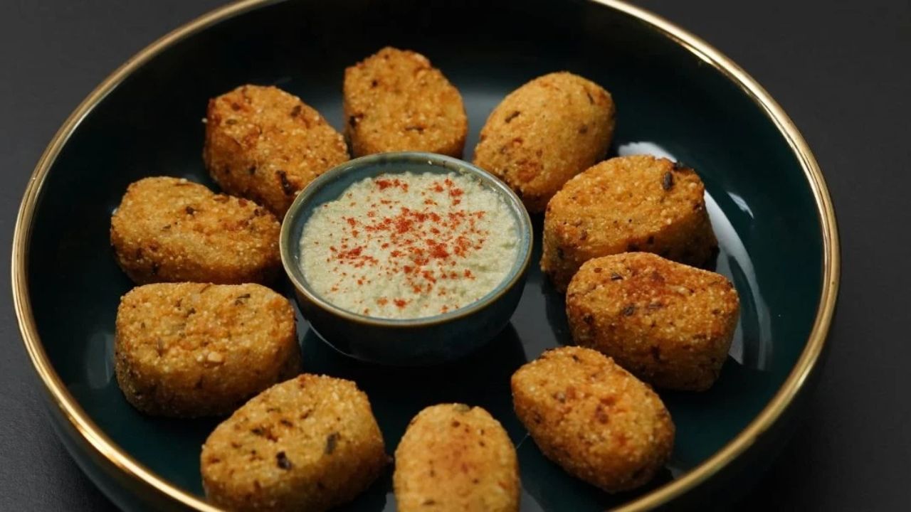 સાબુદાણા નગેટ્સ બનાવવા માટે સાબુદાણા પાઉડર, બાફેલા બટાકા, સિંધવ મીઠું, લીલા મરચા, આદું, મગફળી, લીંબુનો રસ, કાળા મરીનો પાઉડર, ઘી અથવા તેલની જરુર પડશે. 