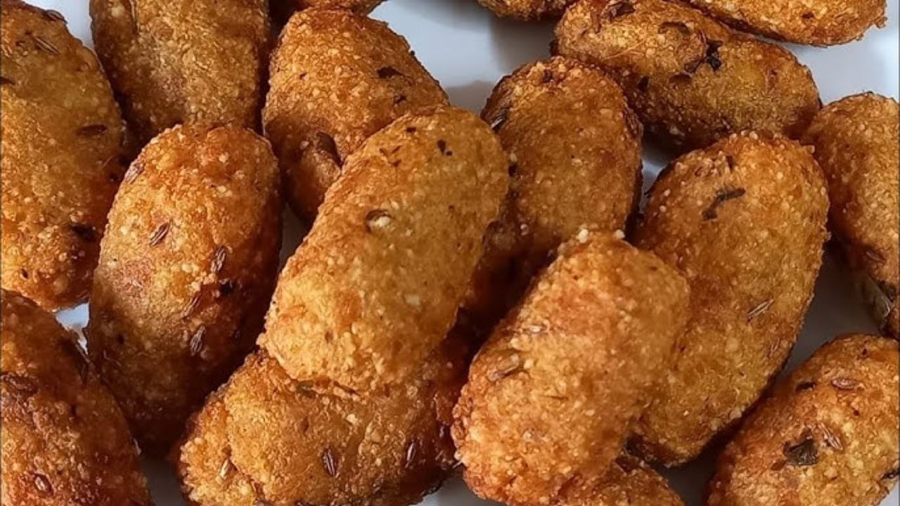 હવે આ મિશ્રણમાં લીલા મરચાં, આદુ, સિંધવ મીઠું, લીંબુનો રસ અને કાળા મરીનો પાઉડર ઉમેરી સારી રીતે મિક્સ કરો. 