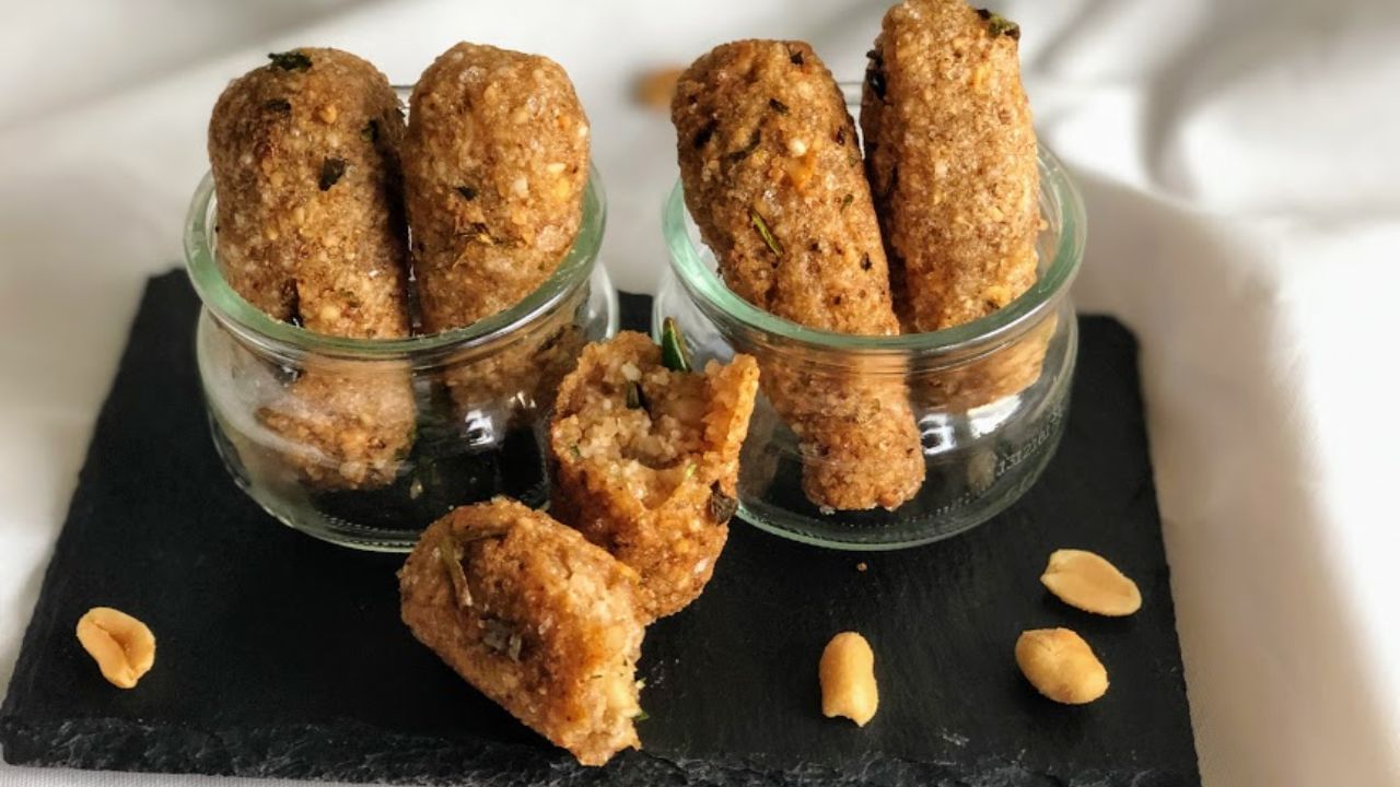 ત્યારબાદ આ મિશ્રણમાંથી તમારી પસંદગીના નગેટ્સ બનાવી લો. તમે ઈચ્છો તો જુદાં-જુદાં આકારના નગેટ્સ બનાવી શકો છો. 