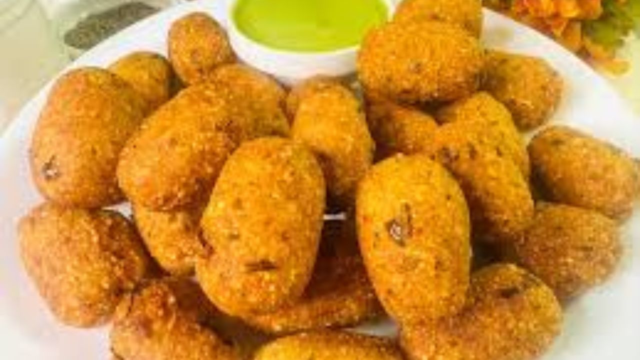 હવે એક કડાઈમાં તેલ ગરમ કરો અને ધીમા તાપે નગેટ્સને ગોલ્ડન બ્રાઉન થાય ત્યાં સુધી તળી લો. ત્યારબાદ તેને લીલી ચટણી અથવા વ્રતવાળી દહીંની ચટણી સાથે ગરમાગરમ પીરસો.