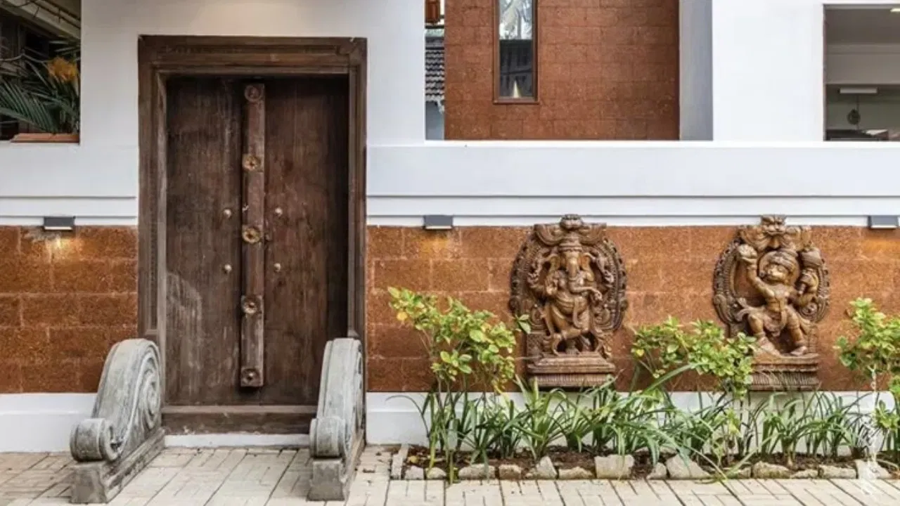 વાસ્તુ અનુસાર, ઘરના મુખ્ય દરવાજા પર મીઠાની પોટલી બાંધવાના ઘણા ફાયદા છે. મીઠું નકારાત્મક ઉર્જા દૂર કરે છે અને સકારાત્મક ઉર્જા આકર્ષે છે. તેથી, મુખ્ય દરવાજા પર મીઠું બાંધવાથી ઘરમાં સુખ, શાંતિ અને સમૃદ્ધિ આવે છે.