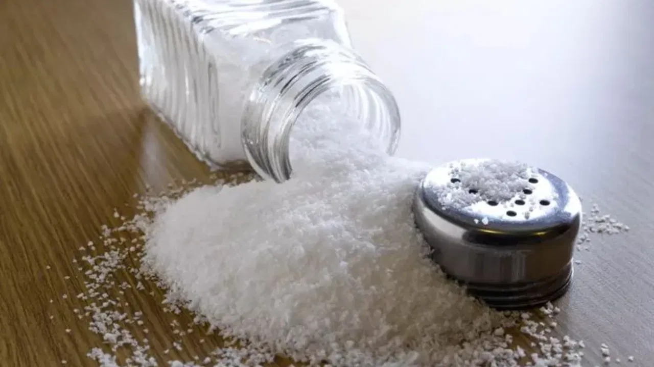 મીઠાને ધન અને સમૃદ્ધિનું પ્રતીક માનવામાં આવે છે. આવી સ્થિતિમાં, ઘરના મુખ્ય દરવાજા પર મીઠાની પોટલી બાંધવાથી ધન અને સમૃદ્ધિ આવે છે અને આર્થિક મુશ્કેલીઓ દૂર થાય છે. આ ઉપરાંત, ઘરના મુખ્ય દરવાજા પર મીઠાની પોટલી રાખવાથી વધતા દેવા જેવી સમસ્યાઓથી પણ છુટકારો મળે છે.