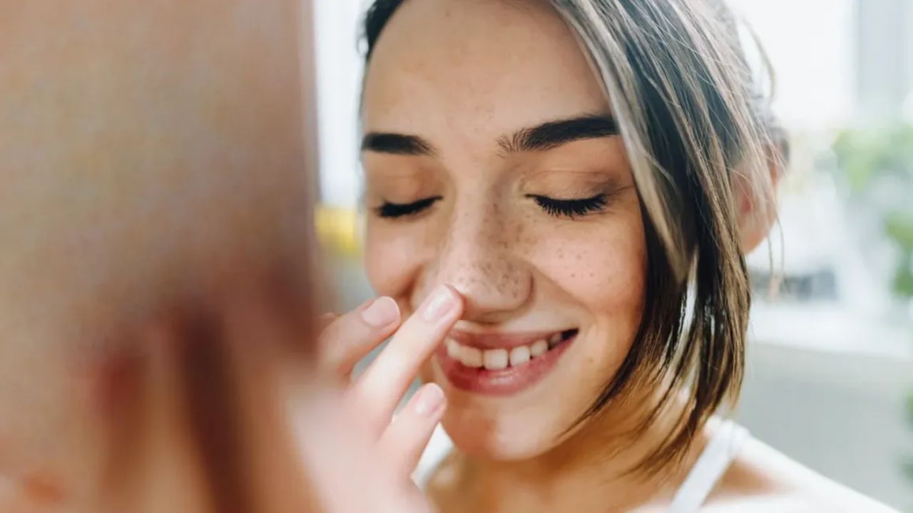 તેઓ ધીરજવાન અને સહિષ્ણુ હોય છે: જે લોકોના નાક પર જાડા અને લાંબા વાળ હોય છે તેઓ પ્રતિકૂળ પરિસ્થિતિઓમાં પણ શાંત રહે છે. આ લોકોની રોગપ્રતિકારક શક્તિ સારી હોય છે. આ લોકો ધીરજવાન હોય છે. તેઓ કોઈપણ કાર્યને ઘણી વખત ચકાસે છે. આ લોકોનું આયુષ્ય લાંબુ હોય છે. આ લોકોને સ્વતંત્રતા ગમે છે. તેઓ દરેક કાર્ય પૂરા મનથી કરે છે.