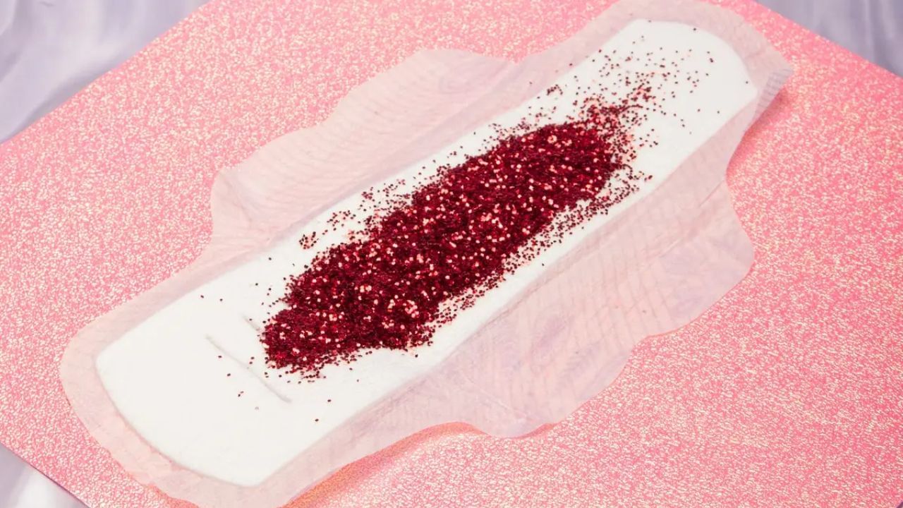 માસિક ધર્મ: જે મહિલાઓને માસિક ધર્મ હોય છે તેમણે શ્રાવણમાં સોમવારનો ઉપવાસ ન રાખવો જોઈએ. માસિક ધર્મ દરમિયાન મહિલાઓએ પવિત્ર કાર્ય અને પૂજાથી દૂર રહેવું જોઈએ. જો કોઈએ 16 સોમવાર ઉપવાસ કરવાનો સંકલ્પ લીધો હોય, તો તે સોમવારે ઉપવાસ કરી શકે છે પરંતુ પૂજાની વસ્તુઓને સ્પર્શ કરવાનું ટાળવું જોઈએ. માસિક ધર્મ દરમિયાન મહિલાઓ માનસિક પૂજા કરી શકે છે.
