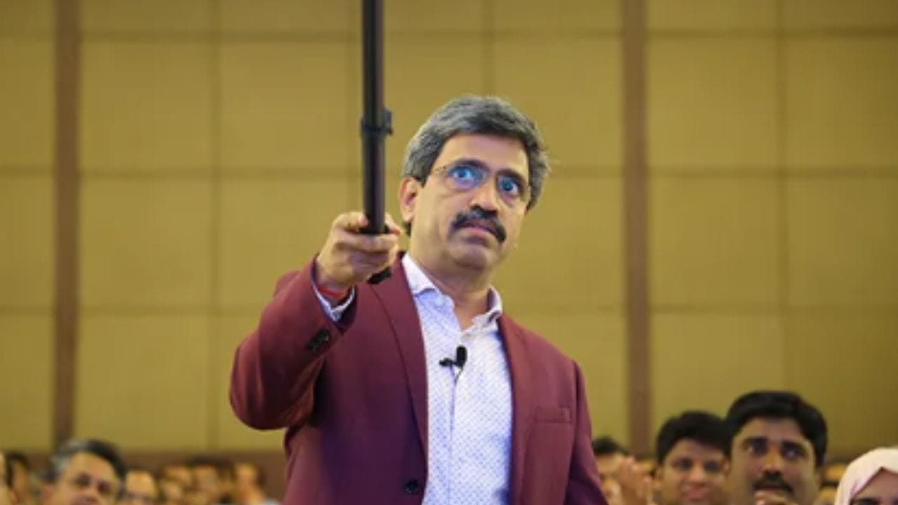 એક હકીકત એ છે કે, અન્ય ફિનફ્લુએન્સર અને માર્કેટ પાર્ટિસિપન્ટે ઘણીવાર સાઠે પર 'ટ્રેડિંગ એકેડેમી' દ્વારા વ્યક્તિગત લાભ માટે રોકાણકારોને ગેરમાર્ગે દોરવાનો આરોપ લગાવ્યો છે. વર્ષ 2023 માં, સેબીમાં રજિસ્ટર્ડ રોકાણ સલાહકાર રિતેશ ગુલરાજાનીએ સાઠે સામે અનૌપચારિક ફરિયાદ કરી હતી.