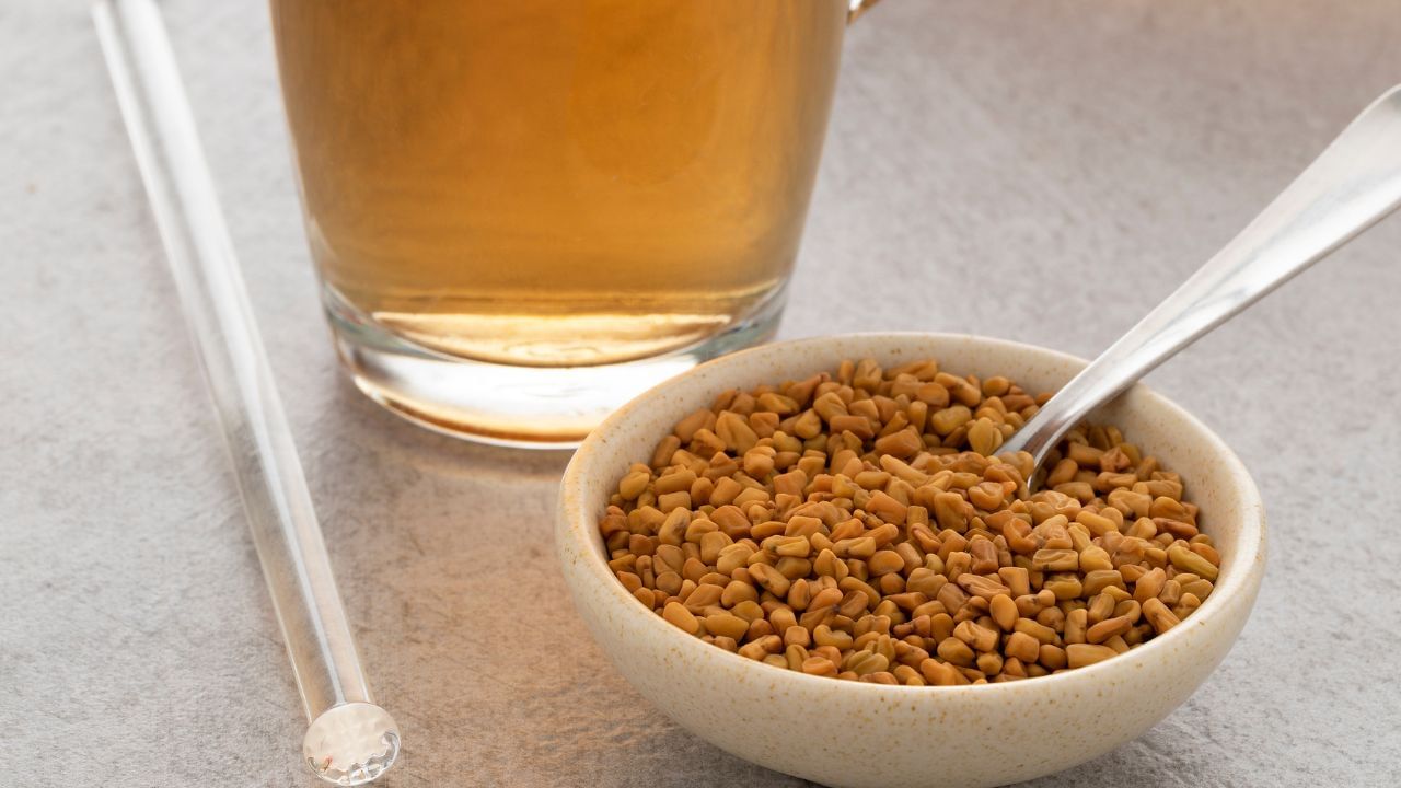 મેથીના દાણા ફાઇબર, પ્રોટીન અને વિટામિન એ, બી, સી, ડીનો ઉત્તમ સ્ત્રોત પણ છે. તેનું પાણી પીવાથી બ્લડ સુગર સંતુલિત રહે છે અને આંતરડાના સ્વાસ્થ્યને ટેકો મળે છે, જે પેટ ફૂલવાની સમસ્યાને અટકાવે છે.