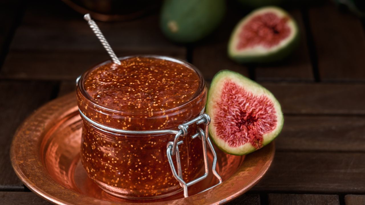 અંજીર પોષણથી ભરપૂર હોય છે, તેમાં વિટામિન એ, બી કોમ્પ્લેક્સ, સી અને કે હોય છે. પલાળેલા અંજીરનું પાણી પાચન સુધારે છે. તે સ્વસ્થ ત્વચાની સાથે વજન ઘટાડવામાં પણ મદદરૂપ છે.