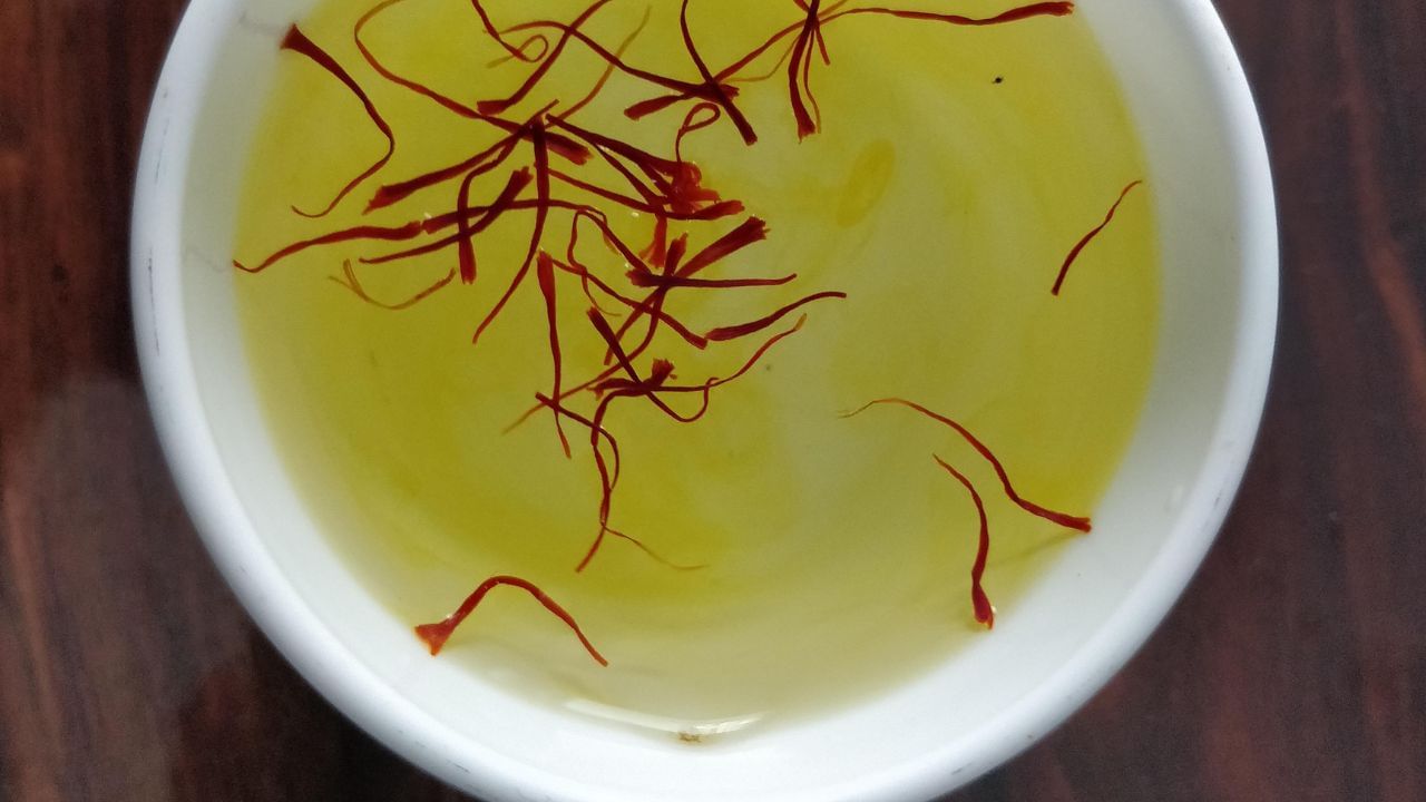 કેસરનું પાણી ત્વચા માટે ખૂબ જ ફાયદાકારક છે. તે ત્વચાના રંગને સુધારે છે અને કુદરતી ચમક લાવે છે. આ ઉપરાંત, તે અનિયમિત માસિક સ્રાવને પણ સુધારે છે.