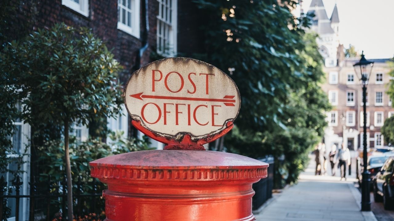 પોસ્ટ ઓફિસ સંબંધિત ફેરફારો : પોસ્ટ ઓફિસમાં મોટો ફેરફાર થવા જઈ રહ્યો છે. રજિસ્ટર્ડ પોસ્ટને હવે સ્પીડ પોસ્ટ સાથે મર્જ કરવામાં આવશે. આ નવો નિયમ 1 સપ્ટેમ્બર, 2025 થી લાગુ કરી શકાય છે. મતલબ કે, જો તમે 1 સપ્ટેમ્બર, 2025 પછી રજિસ્ટર્ડ પોસ્ટ મોકલવા માંગતા હો, તો તે ફક્ત સ્પીડ પોસ્ટ દ્વારા જ જશે.