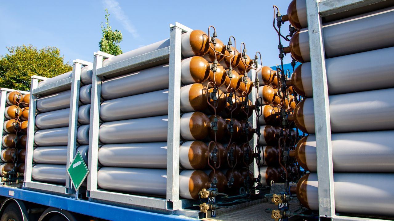 હવે રજિસ્ટર્ડ પોસ્ટની કોઈ અલગ સેવા રહેશે નહીં, બધી પોસ્ટ સ્પીડ પોસ્ટ શ્રેણી હેઠળ આવશે. તે જ સમયે, દર મહિનાની જેમ, CNG અને PNG ગેસના ભાવ પણ બદલાઈ શકે છે. તેમના દર થોડા સમય માટે નક્કી કરવામાં આવ્યા હતા, પરંતુ હવે સપ્ટેમ્બર 2025 માં તેમના ભાવ ફરીથી બદલાઈ શકે છે.