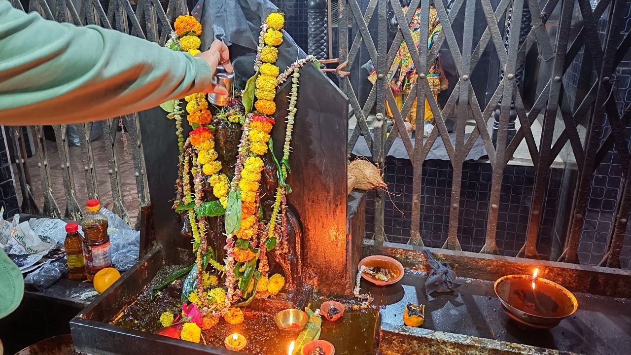 શનિવારે શનિદેવના મંદિરે જઈ ભક્તિપૂર્વક તેમની આરાધના કરો. પીપળાના વૃક્ષ નીચે સરસવના તેલનો દીવો પ્રગટાવવો શુભ માનવામાં આવે છે. જરૂરિયાતમંદ લોકોને કાળા વસ્ત્ર, કાળા ચણા, લોખંડના વાસણ જેવી વસ્તુઓનું દાન કરવું લાભદાયી છે. શનિ ચાલીસાનો પાઠ અને શનિ મંત્રોનો નિયમિત જાપ કરો. તેમજ દર શનિવારે કાળા તલ, સરસવનું તેલ અને અડદની દાળનું દાન કરો. ( નોંધ :ટીવી9 કોઈ પણ પ્રકારે અંધશ્રદ્ધાને પ્રોત્સાહન આપતુ નથી. આ અહેવાલ માત્ર ધાર્મિક માન્યતા અને લોકોમાં પ્રચલિત માન્યતા, રીત રિવાજને આધારે રજૂ કરવામાં આવેલ છે. )