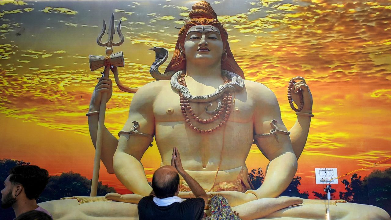 શિવના પરિવારમાં તેમની પત્ની મા પાર્વતી અને તેમના પુત્રો ભગવાન ગણેશ અને કાર્તિકેયનો સમાવેશ થાય છે, તેમના ગણ નંદી અને તેમની દીકરી અશોક સુંદરી પણ શિવ પરિવારનો ભાગ છે.