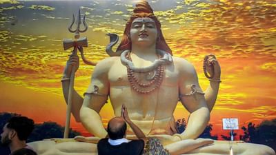 શિવના પરિવારમાં તેમની પત્ની મા પાર્વતી અને તેમના પુત્રો ભગવાન ગણેશ અને કાર્તિકેયનો સમાવેશ થાય છે, તેમના ગણ નંદી અને તેમની દીકરી અશોક સુંદરી પણ શિવ પરિવારનો ભાગ છે.