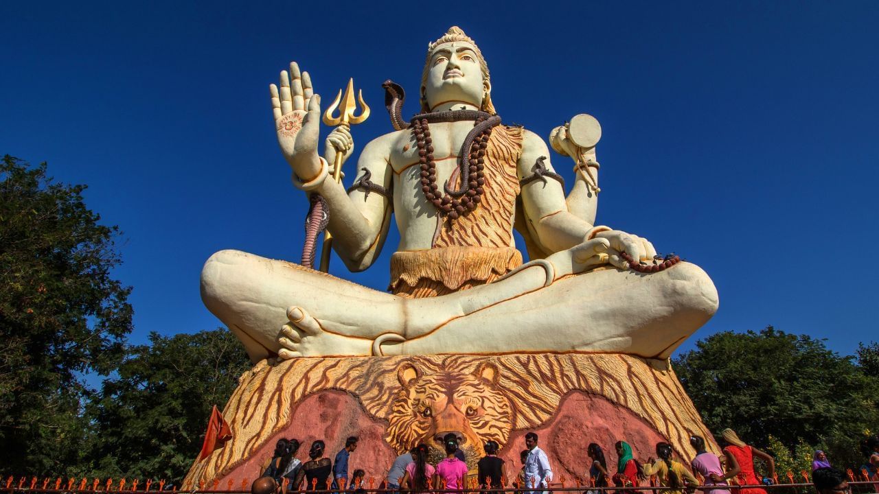  શિવ પરિવાર સંતુલન અને એકતાનું પ્રતીક છે, જેમાં શિવ, તેમની પત્ની પાર્વતી, તેમના બે પુત્રો ગણેશ અને કાર્તિકેય અને નંદી જેવા અન્ય ગણોનો સમાવેશ થાય છે.