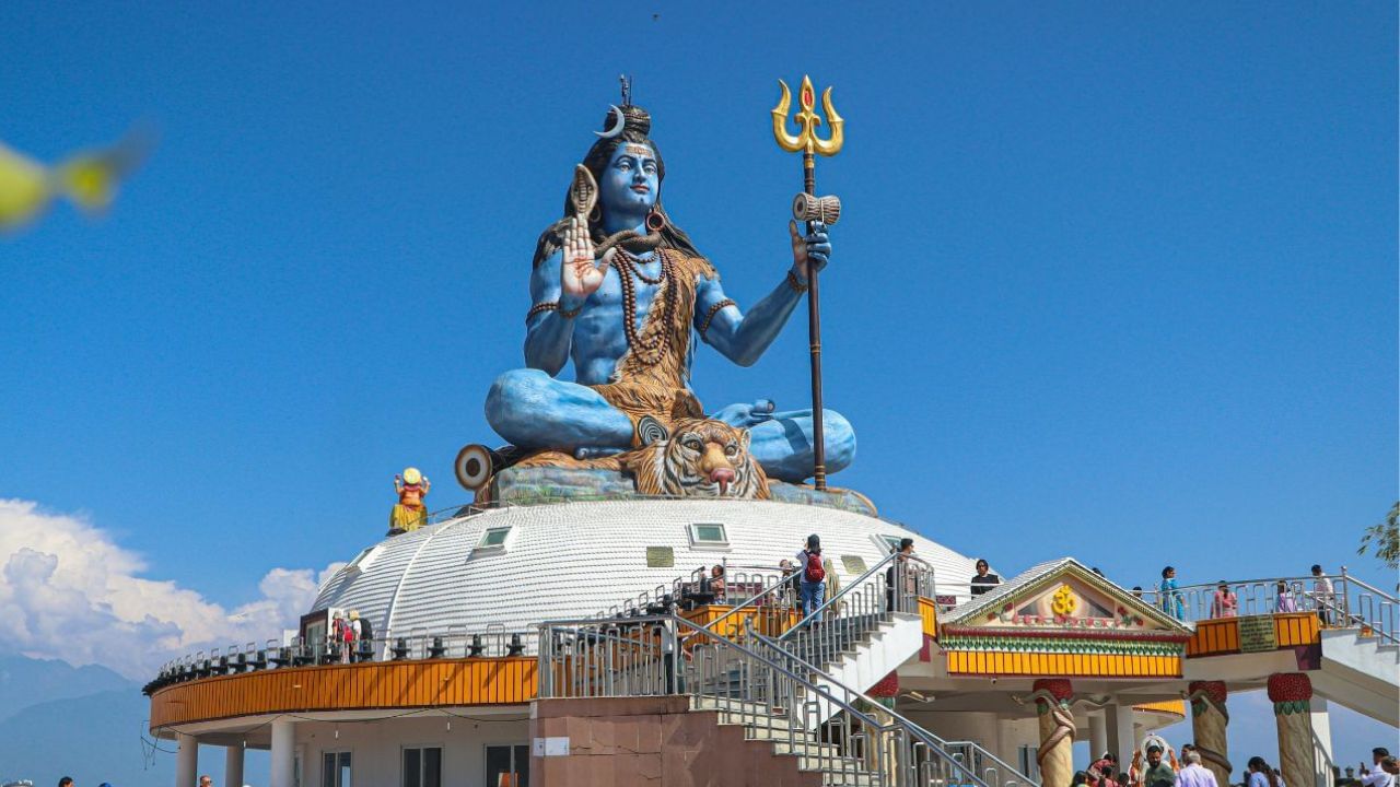 શ્રાવણનો પવિત્ર મહિનો શરૂ થઈ ગયો છે. શ્રાવણમાં ભગવાન શિવની પૂજાનું વિશેષ મહત્વ છે, પરંતુ શું તમે જાણો છો કે શ્રાવણમાં ભગવાન શિવના પરિવારની પૂજાનું પણ વિશેષ મહત્વ છે. 